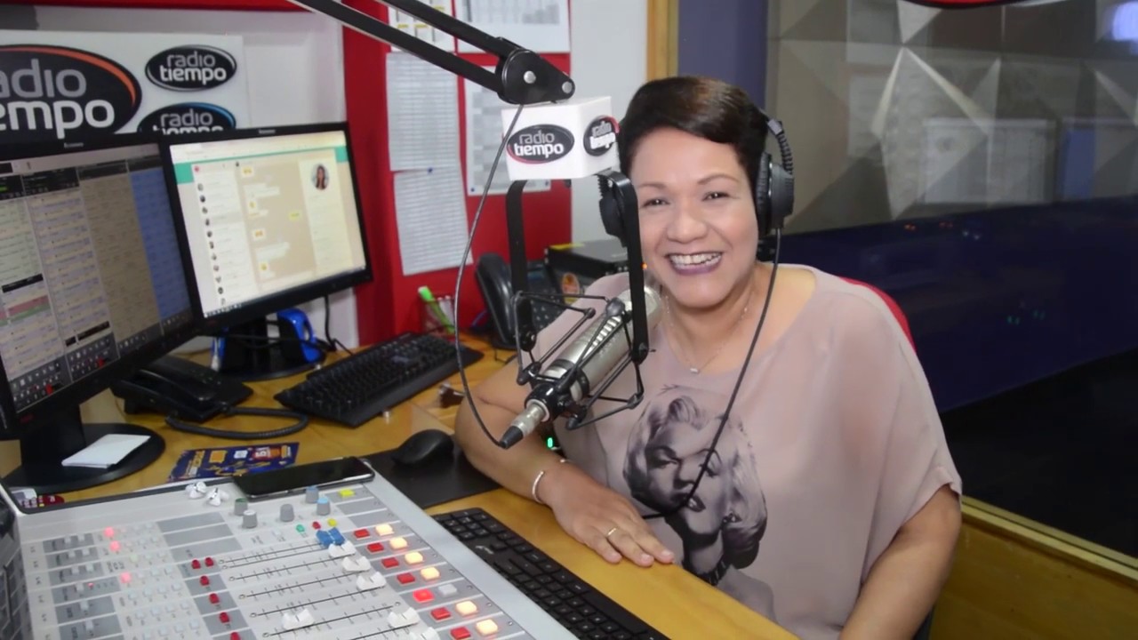 JOYCE LOZANO lleva 34 años en la radio, su voz es educada y siempre expresa glamour y romanticismo.