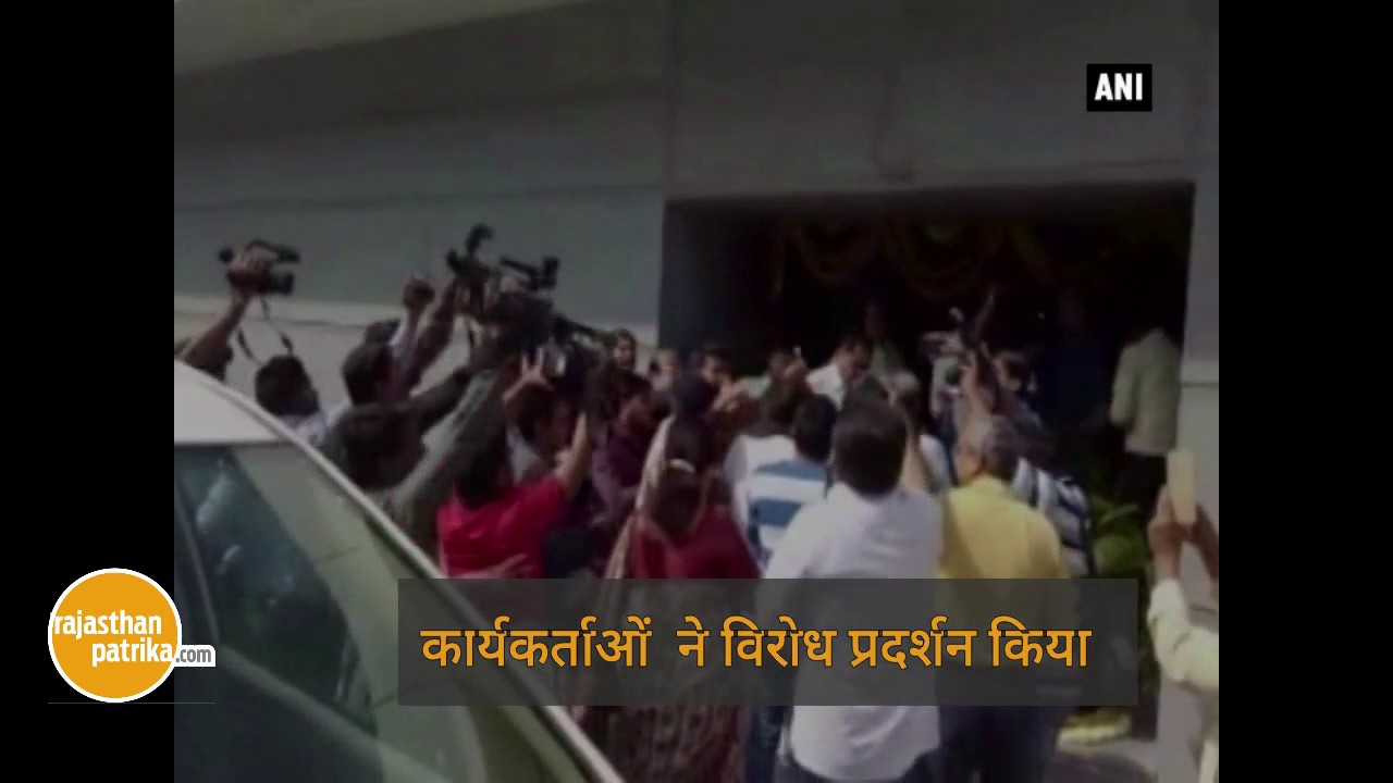 12 Youth Congress workers arrested for showing black flags to Suresh Prabhu