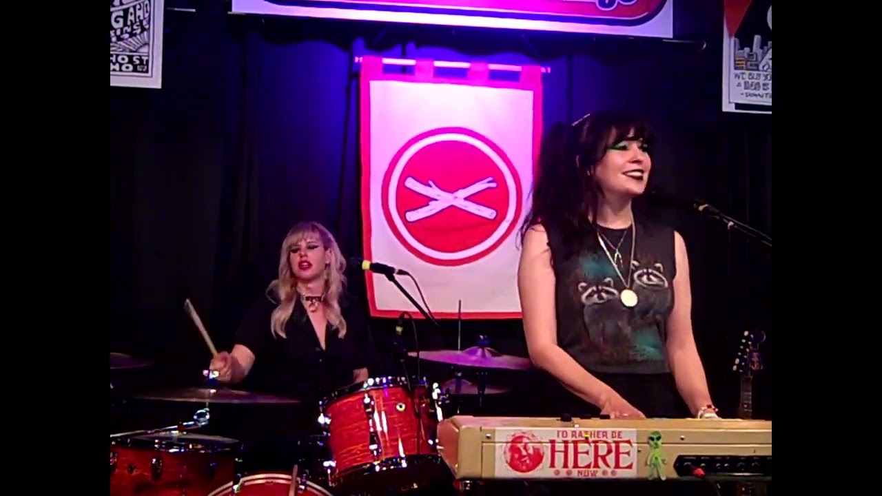 Death Valley Girls - Watch the Sky (Live at The Record Exchange)