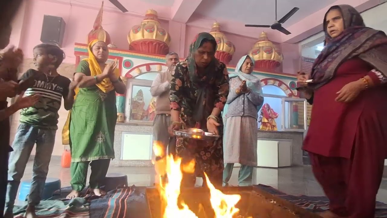 फाल्गुन दुर्गा अष्टमी पर,हवन के बाद आरती करते हुए,सन्नौठ दिल्ली24/2/2026