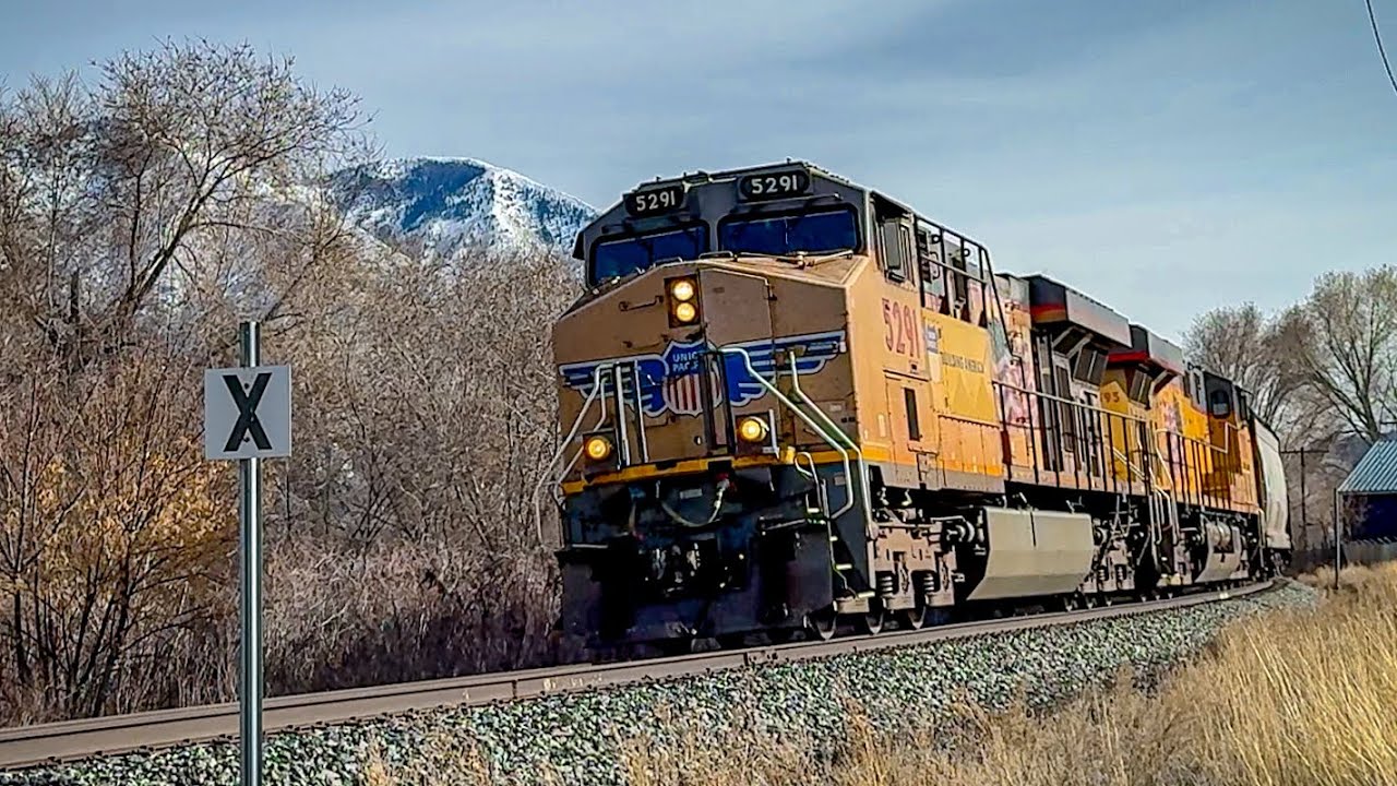 [4K] Heavy loaded oil train screams around the bend!