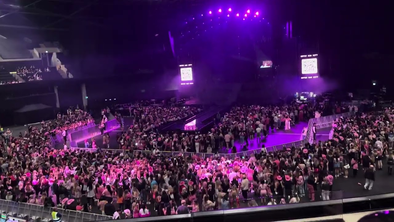 Nicki Minaj pink Friday 2 DJ Boof LIVE in Glasgow hydro! ￼