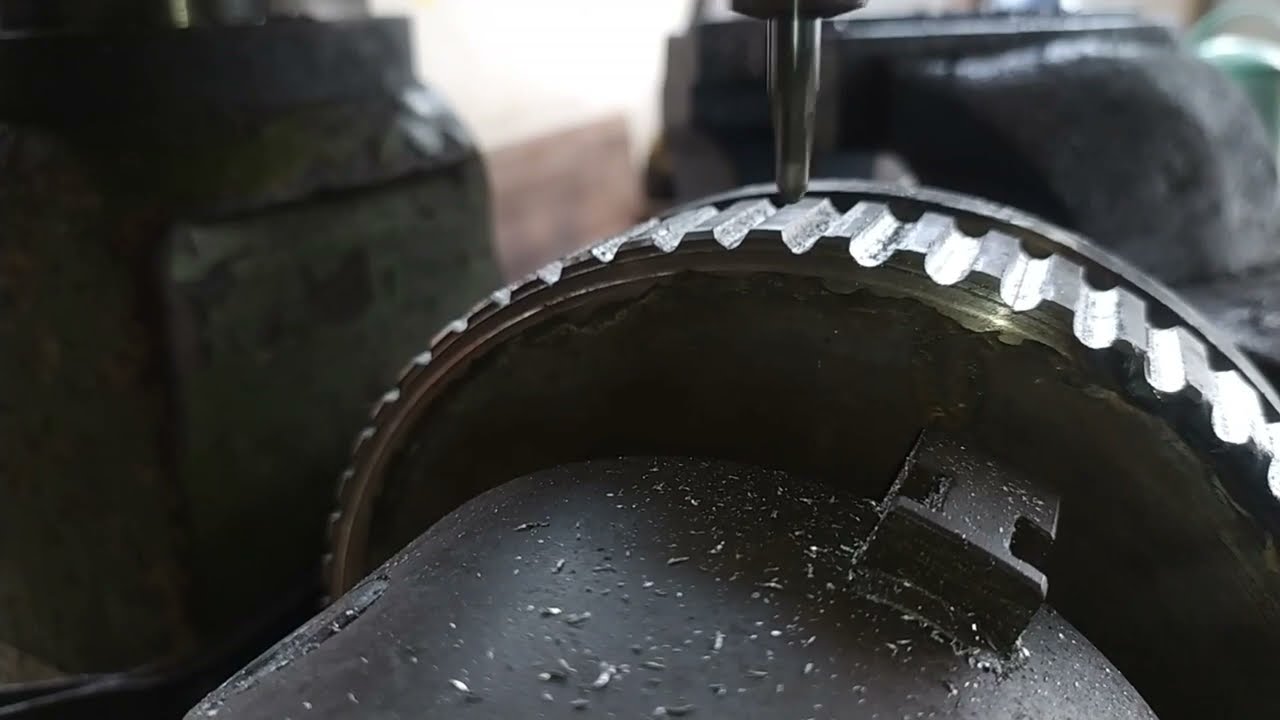 Membuat gear timing pulley di mesin frais. Menggunakan bor bekas untuk mata pisau
