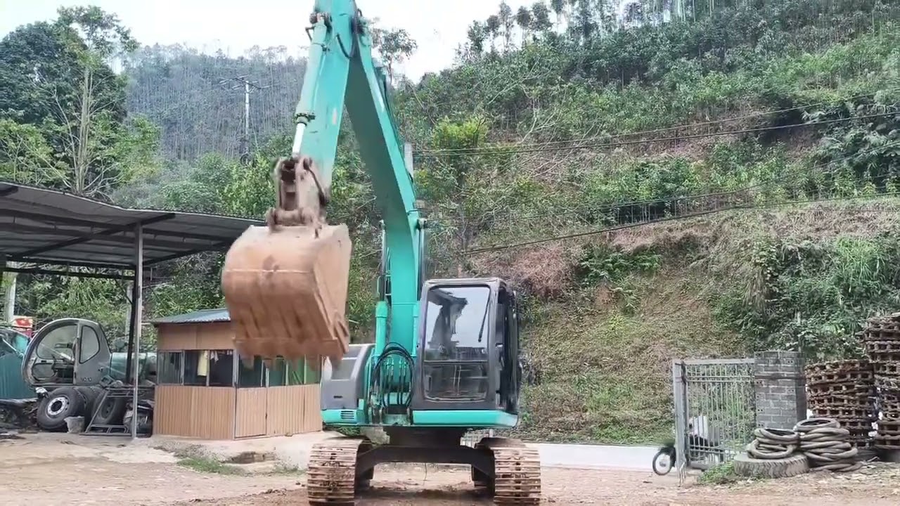 Tôi Tes Máy Xúc Kobeclo Màu Xanh Quay Nhanh Nhất Có Thể 