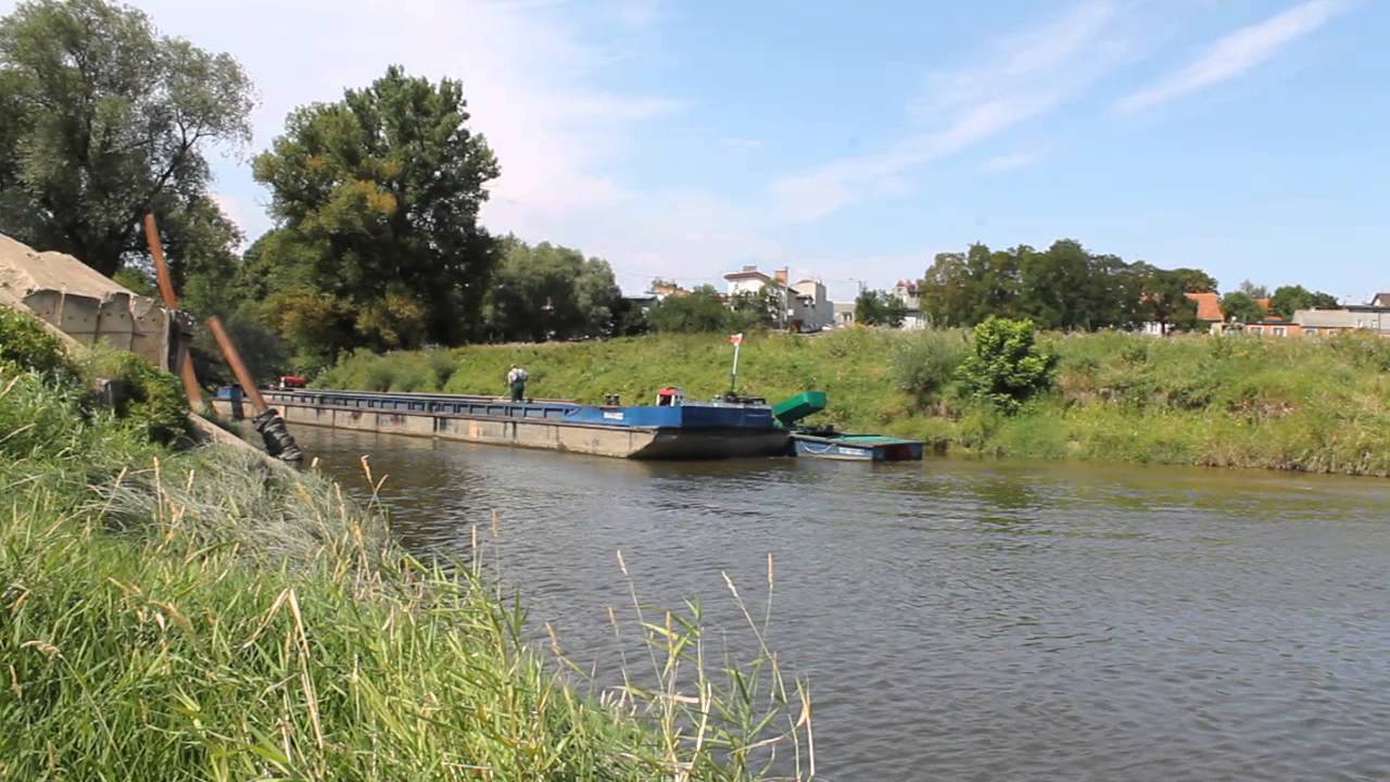 ponton met sleepboot