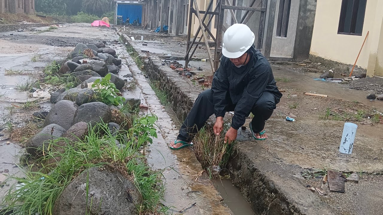 Membersihkan Selokan Saat Hujan Deras‼️Cleaning Gutters During Heavy Rain
