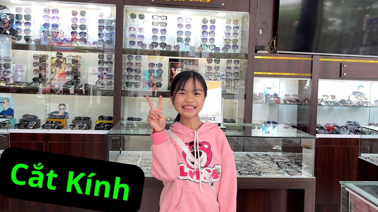 Lần đầu Tiến dẫn em gái đi cắc kính không ngờ cận nặng vậy