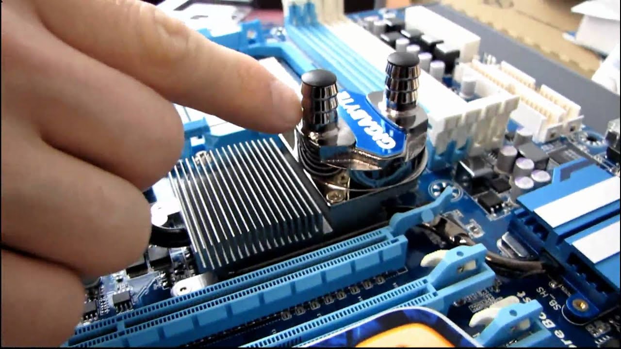 Gigabyte 890FXA-UD7 Phenom II X6 Crossfire Motherboard Unboxing & First Look Linus Tech Tips