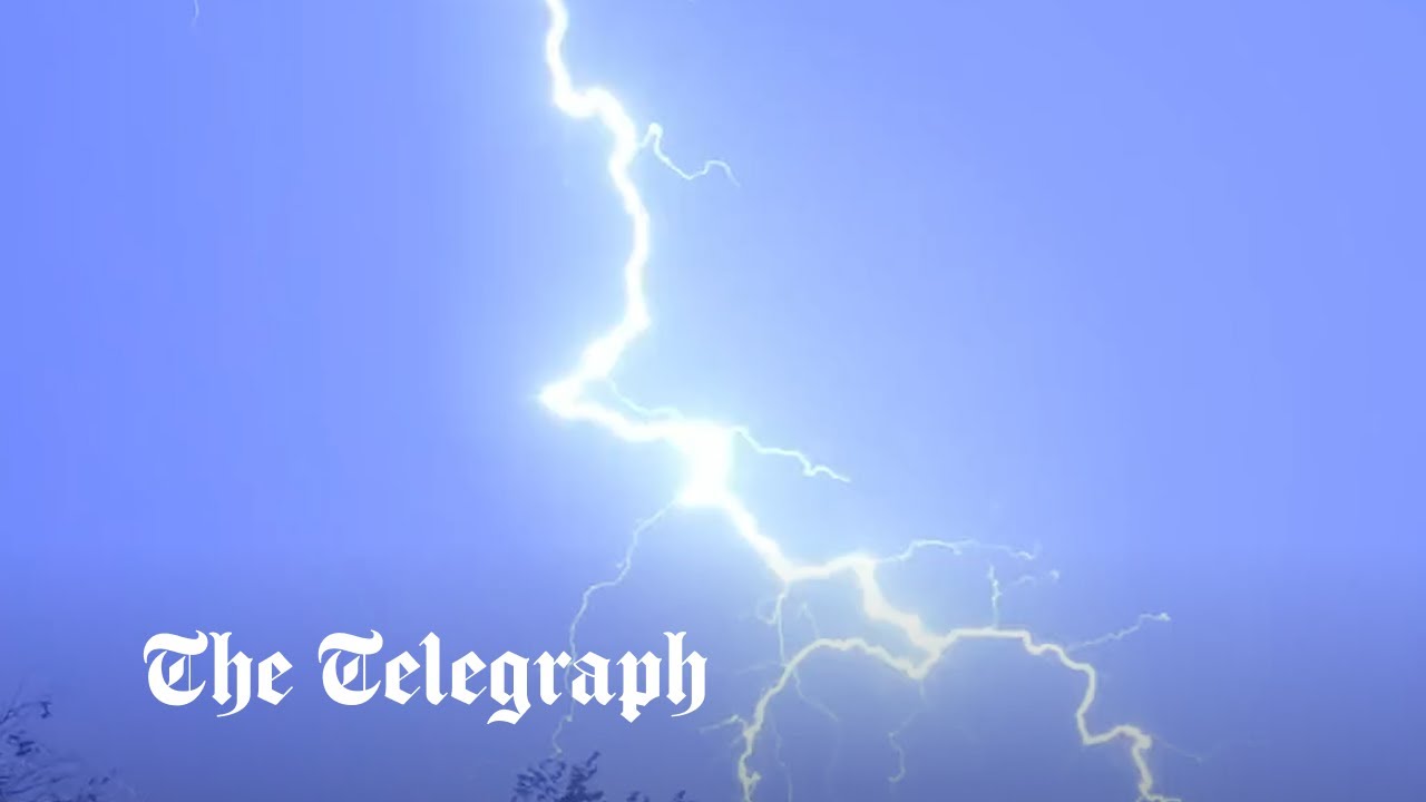 UK weather: Dramatic thunderstorms light up night sky above London as flood warnings issued