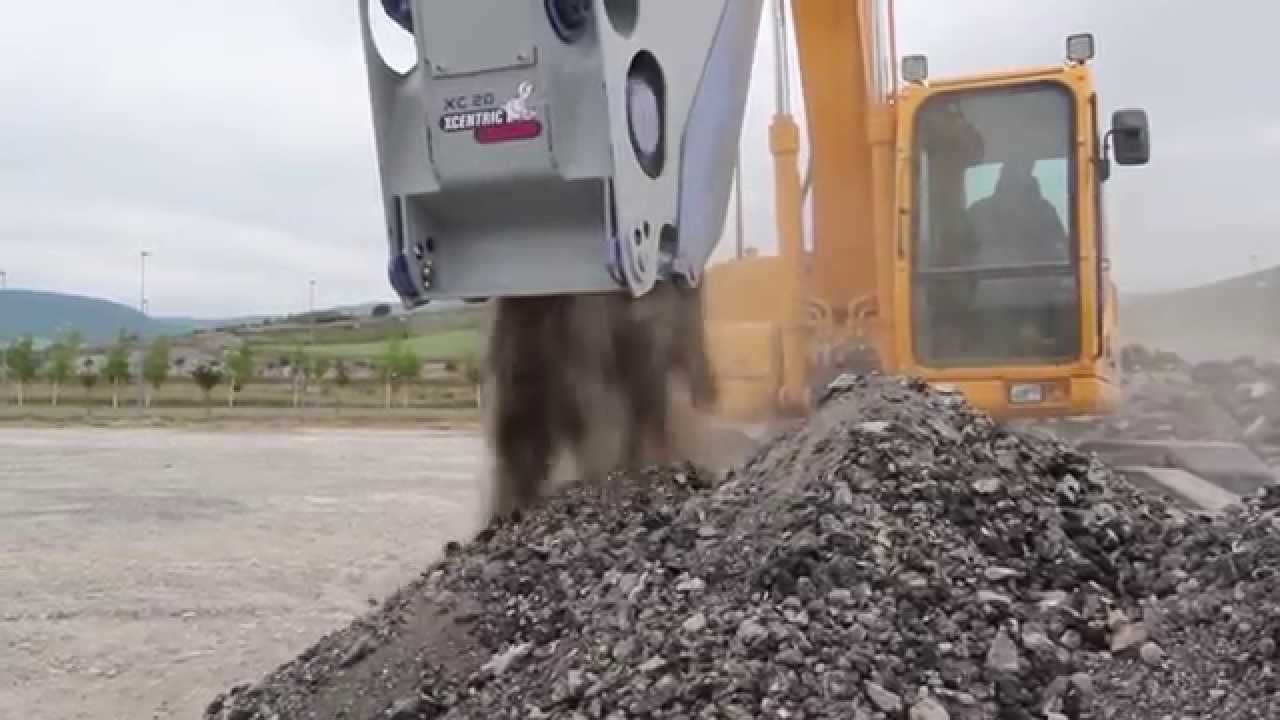 Xcentric Crusher bucket XC20, crushing Asphalt