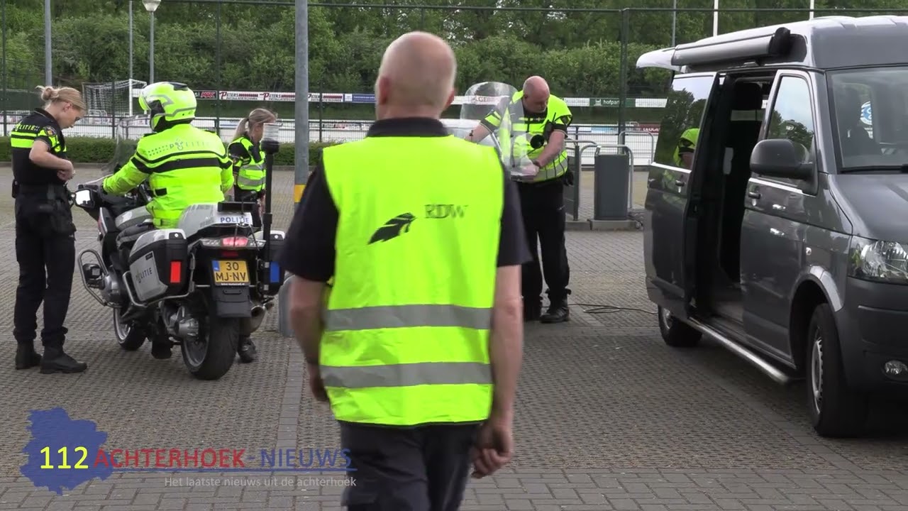 Politie houdt grote verkeerscontrole op parkeerplaats ‘t Huitinkveld in Winterswijk