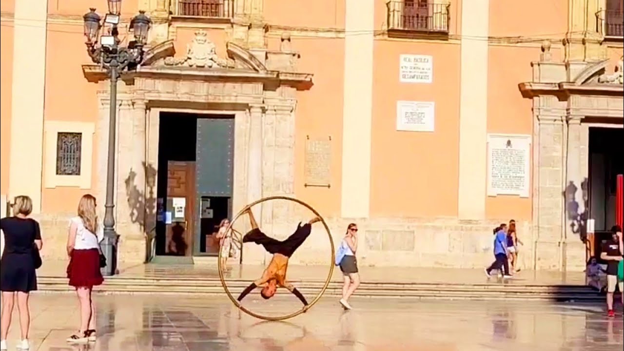 Cyr Wheel acrobat ⭕ mesmerizing street performer | Valencia, Spain | June 2022