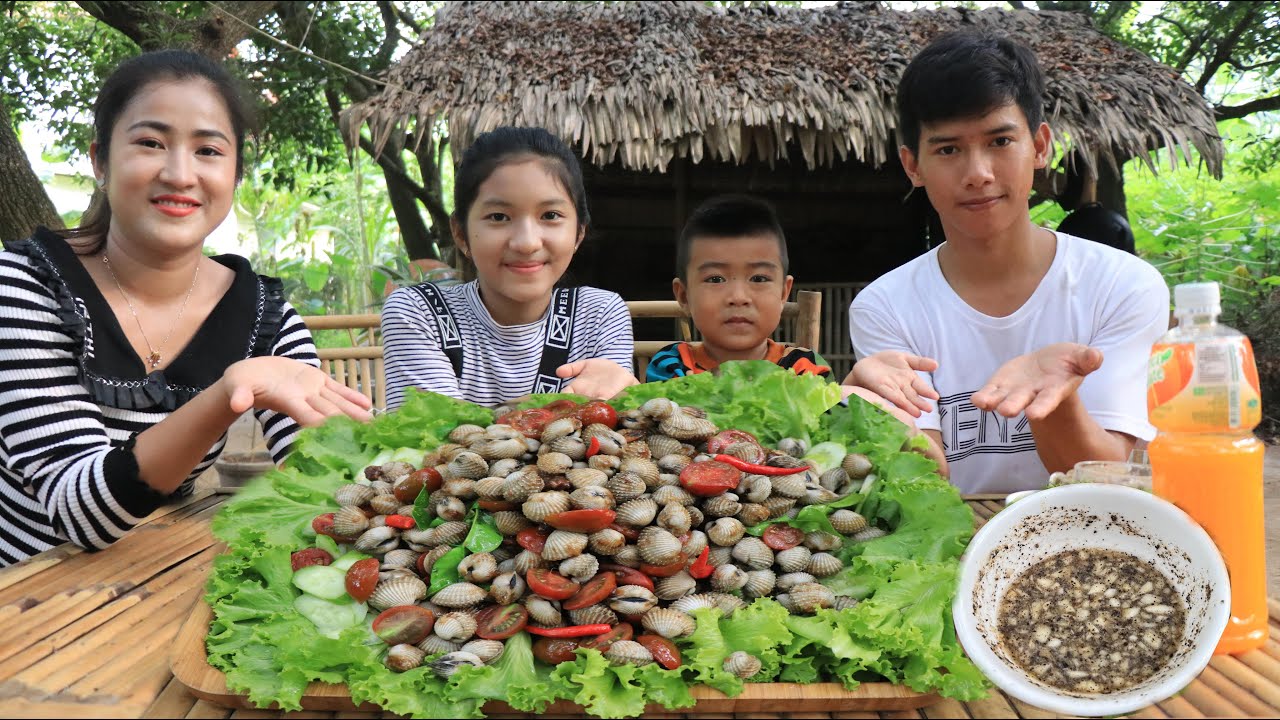Cook and Eat: Seyhak, Eng and Heang enjoy to cook and eat blood cockles / Blood cockles cooking