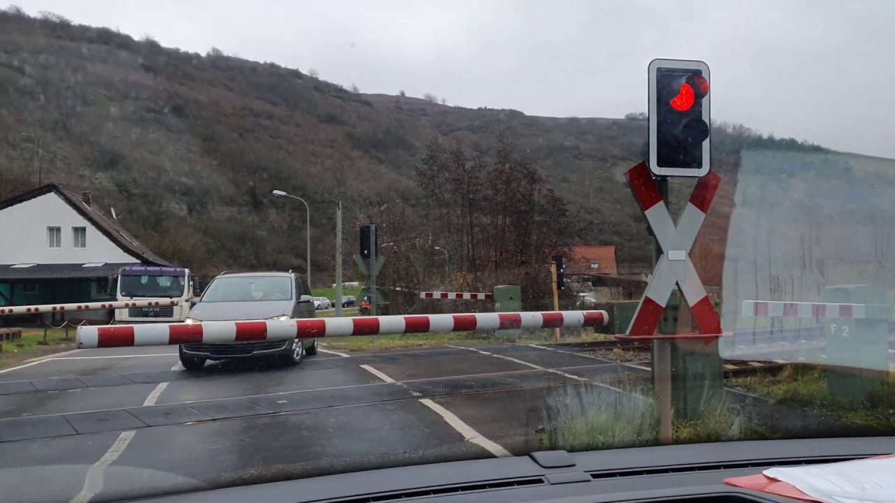Autos fahren bei Rot über Bahnübergang in richtig Rockenhausen 06.12.2019