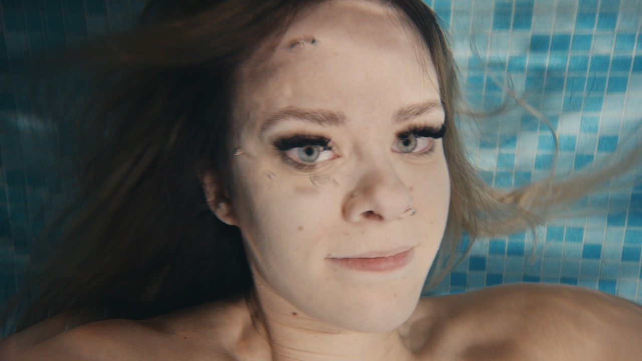 Belle Girl Dramatic Underwater Shooting