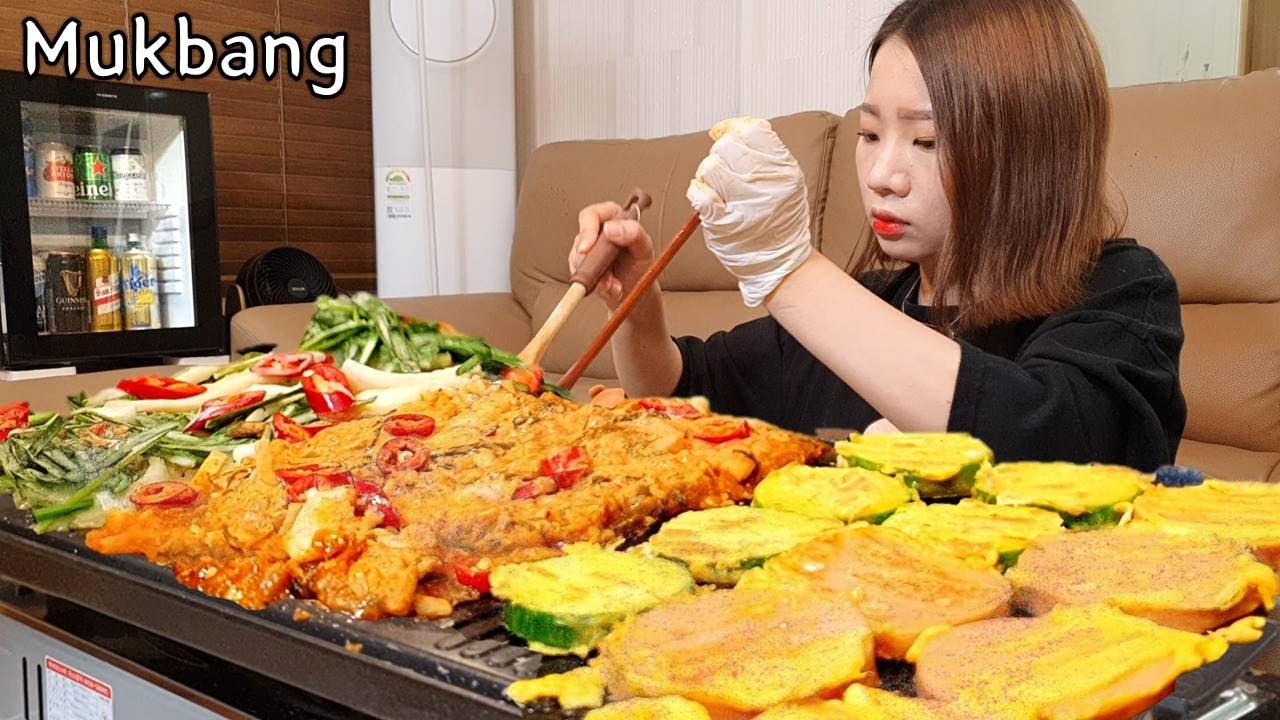 [Мук-бэнг] Корейская пицца, колбаса и рисовое вино 🍶