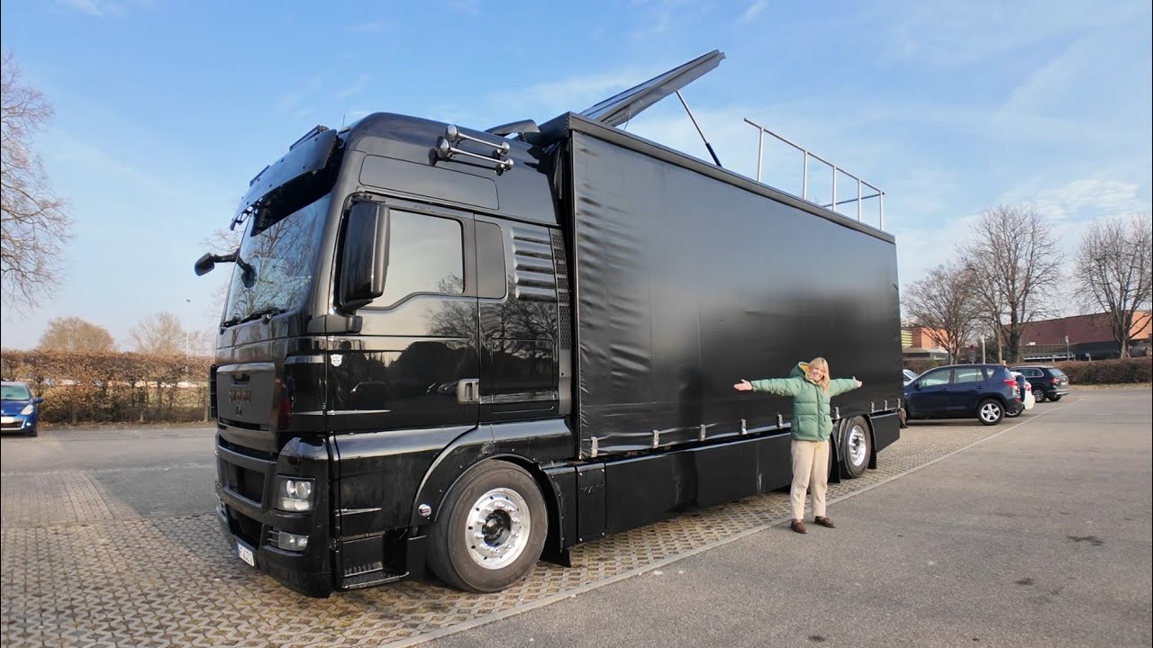 DIESER LKW ist in Wirklichkeit ein Stealth Camper Wohnmobil der Superlative. Terrasse oben und unten