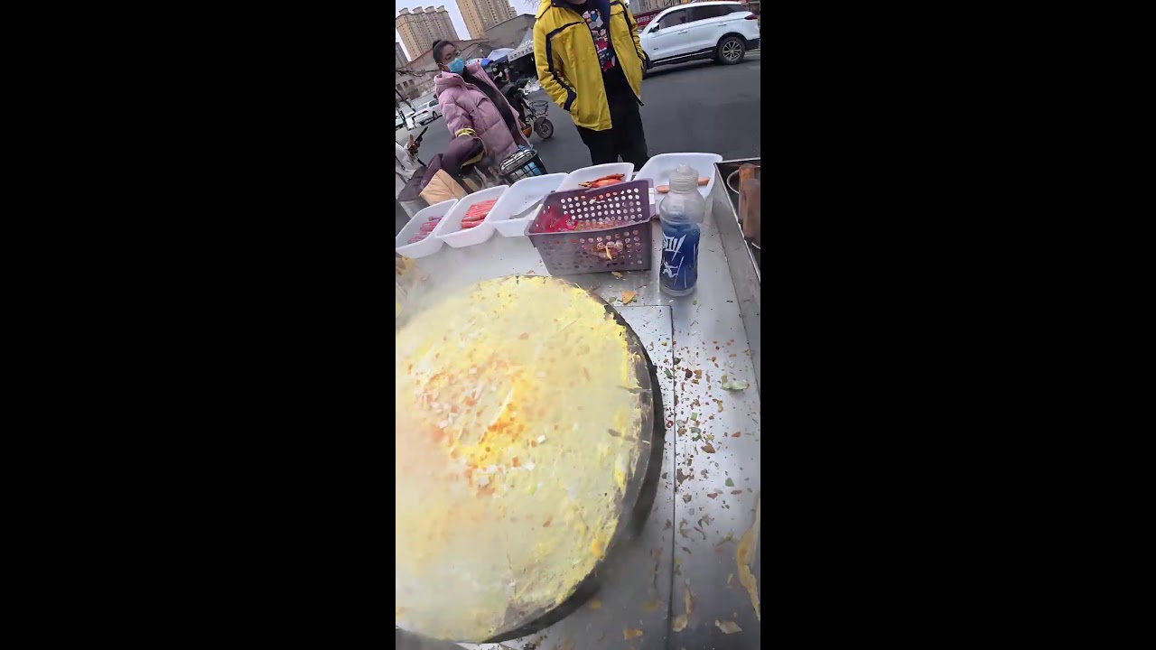 Live broadcast of street food specialties and fruit delicacies