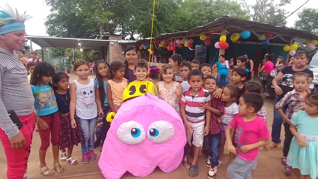 Hora de la piñata!! Turno de las niñas. Cumpleaños de Gustavito. Parte 11