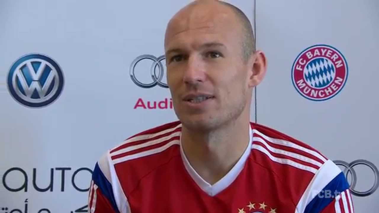 Arjen Robben im Visier der Nachwuchsjournalisten | Bayern-Star besucht Schule in Doha