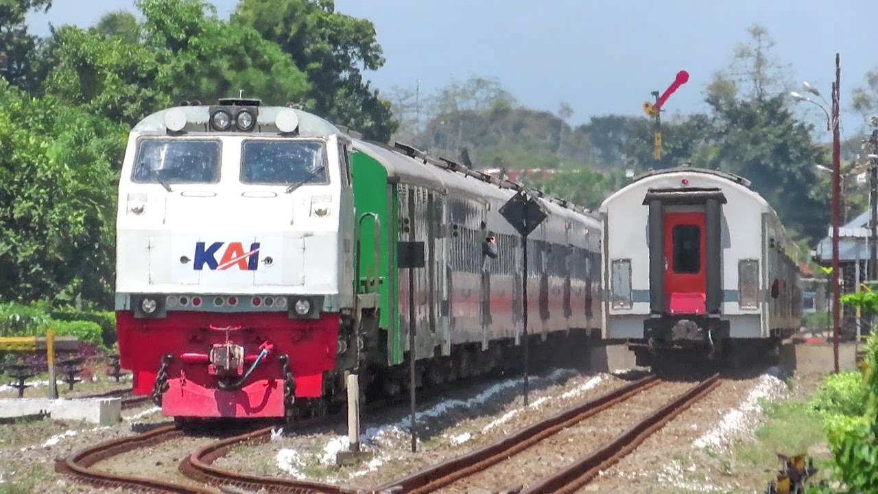 TANPA AMPUN ! KA Kahuripan Ngebut Dan Menyilang KA Brantas Di Stasiun Ngunut Tulungagung