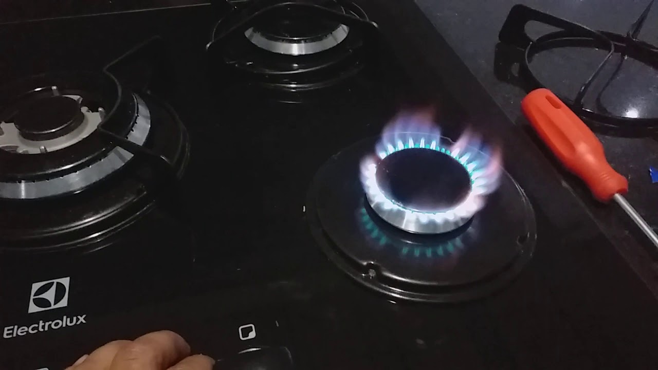 Fogão  Electrolux  com a chama  possuida