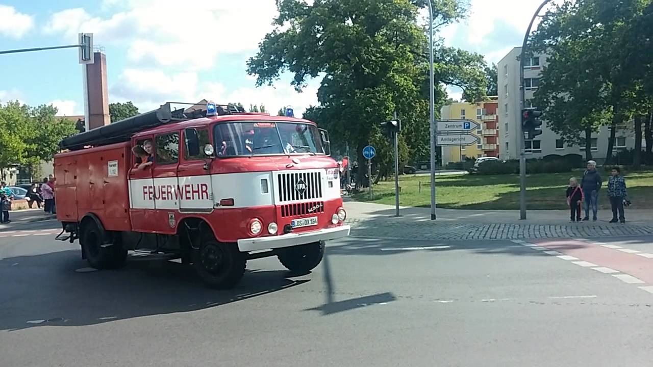 Feuerwehr 135 Jahrfeier Fahrzeugparade Blaulicht