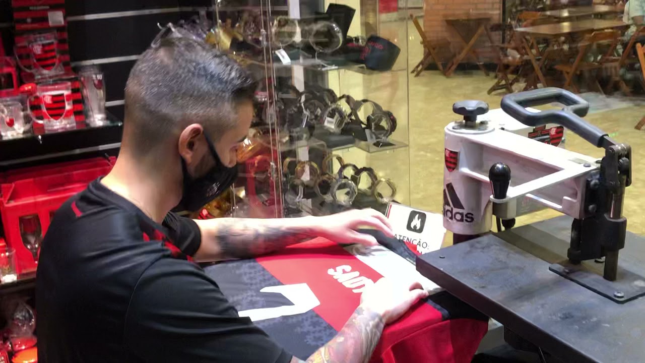 Confeccionando o manto loja do Flamengo Ilha Plaza shopping