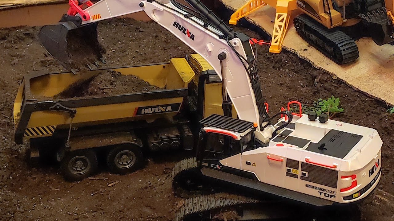 RC dirt madness, excavator vs dump truck