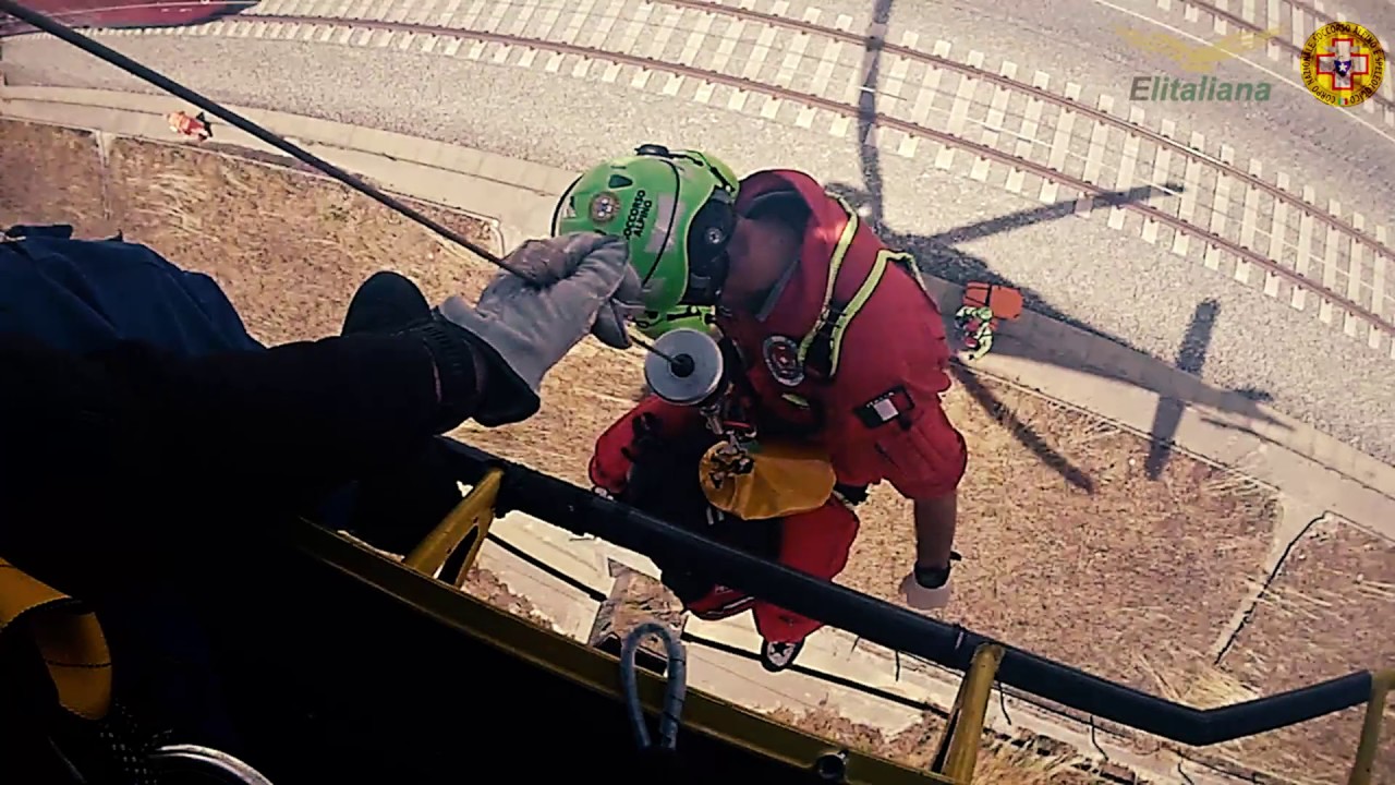 Soccorso Alpino: salvataggio con elicottero AW 169 di due bambini dal treno guasto