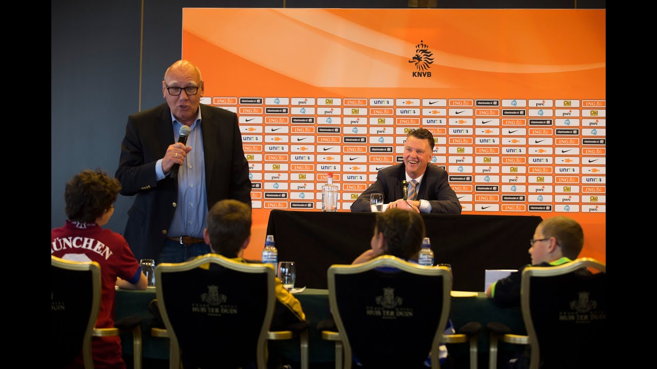 KNVB kidspersconferentie met bondscoach Louis van Gaal