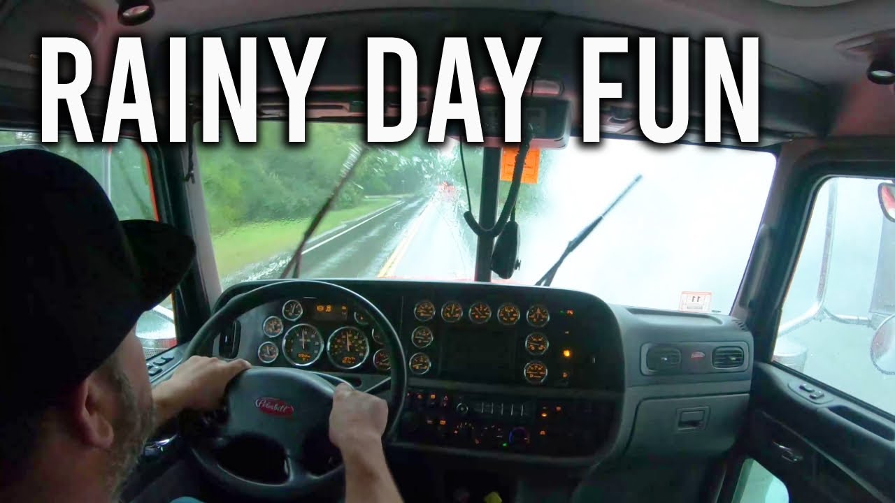 Peterbilt Tri-Axle перевозит грязь под дождем!