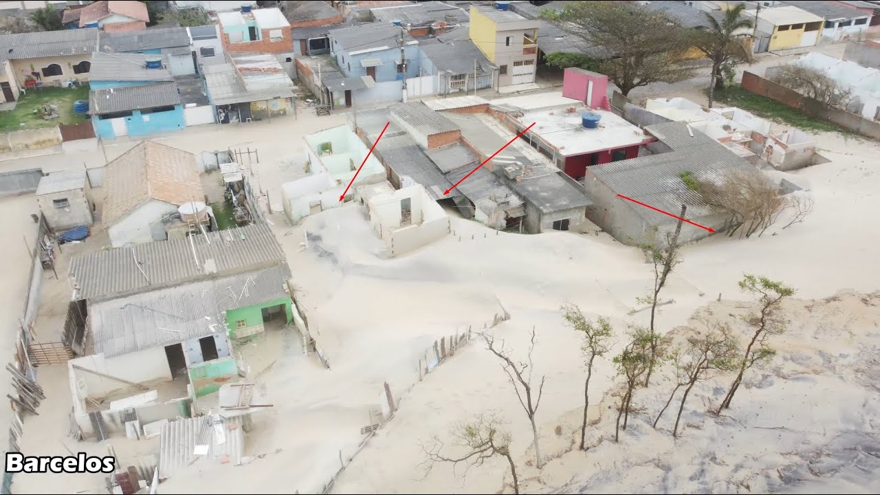 Mar invade novamente cobre casas com areia em Atafona, vento chegando próximo dos 60km/h