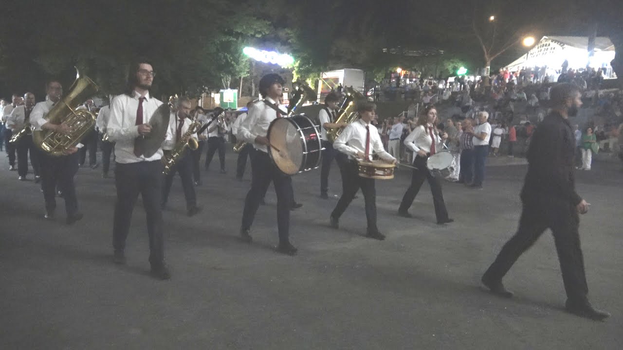2024. 10 Agosto. Al paso de la banda. Banda Artística de Merza (San Miguel de Sarandón)