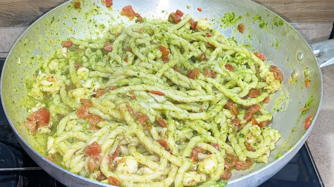 FUSILLONI GAMBERONI PESTO DI RUCOLA E POMODORINI