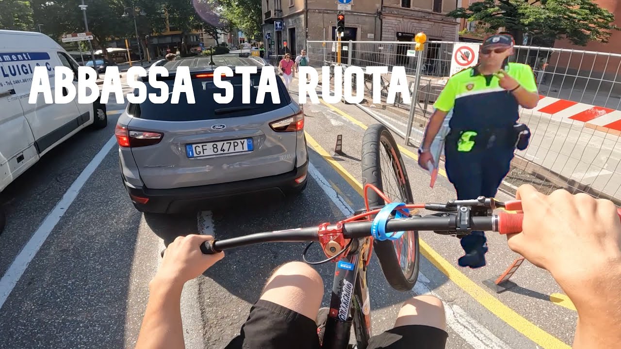 GIOVANE ABBASSA STA RUOTA!!