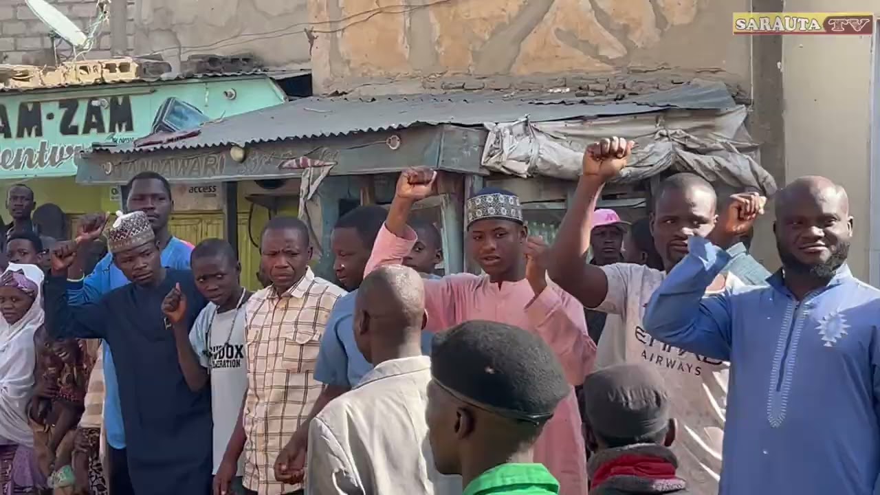 Jama’ar birnin Kano sun fito don Kallon Hawan Sarkin Kano a ranar Lahadi.