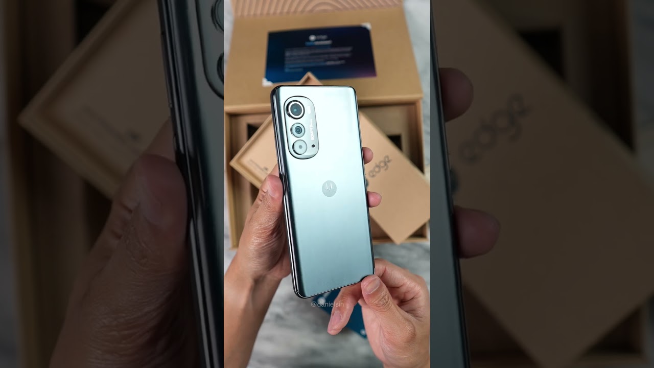 Unboxing the Motorola Edge 2022