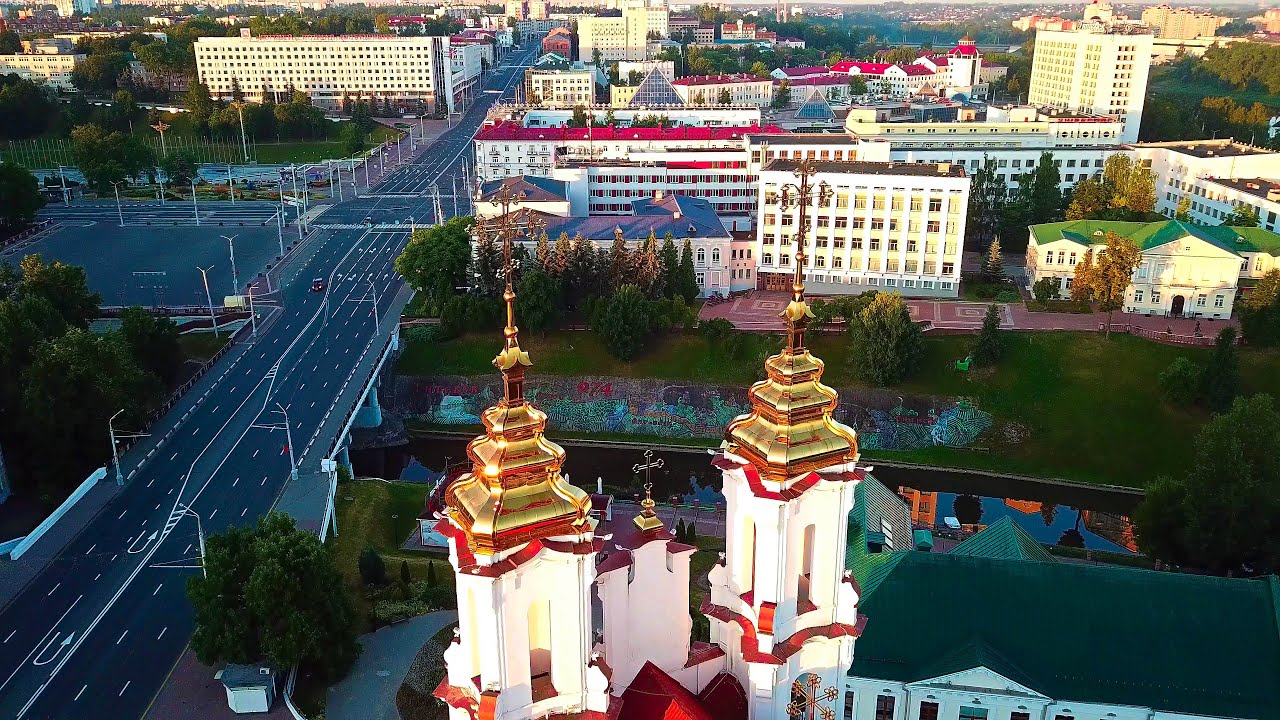Не спеша идут по городу века