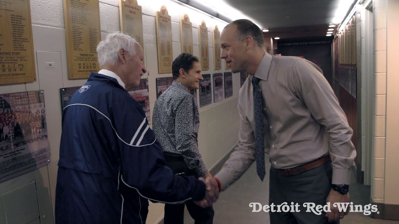 Gordie Howe visits the Red Wings locker room