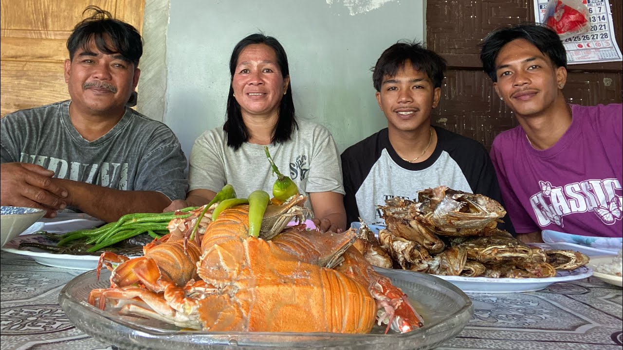 TANGHALIAN OVERLOAD GINATAANG SEAFOOD.
