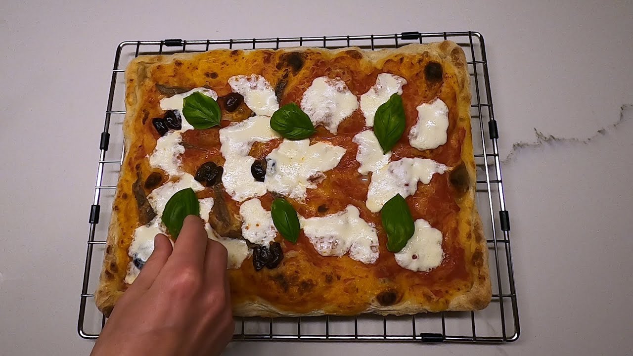 Pizza In Teglia: Formatura, Stesura e Cottura - Pizza In Teglia: Shaping, Stretching and Baking