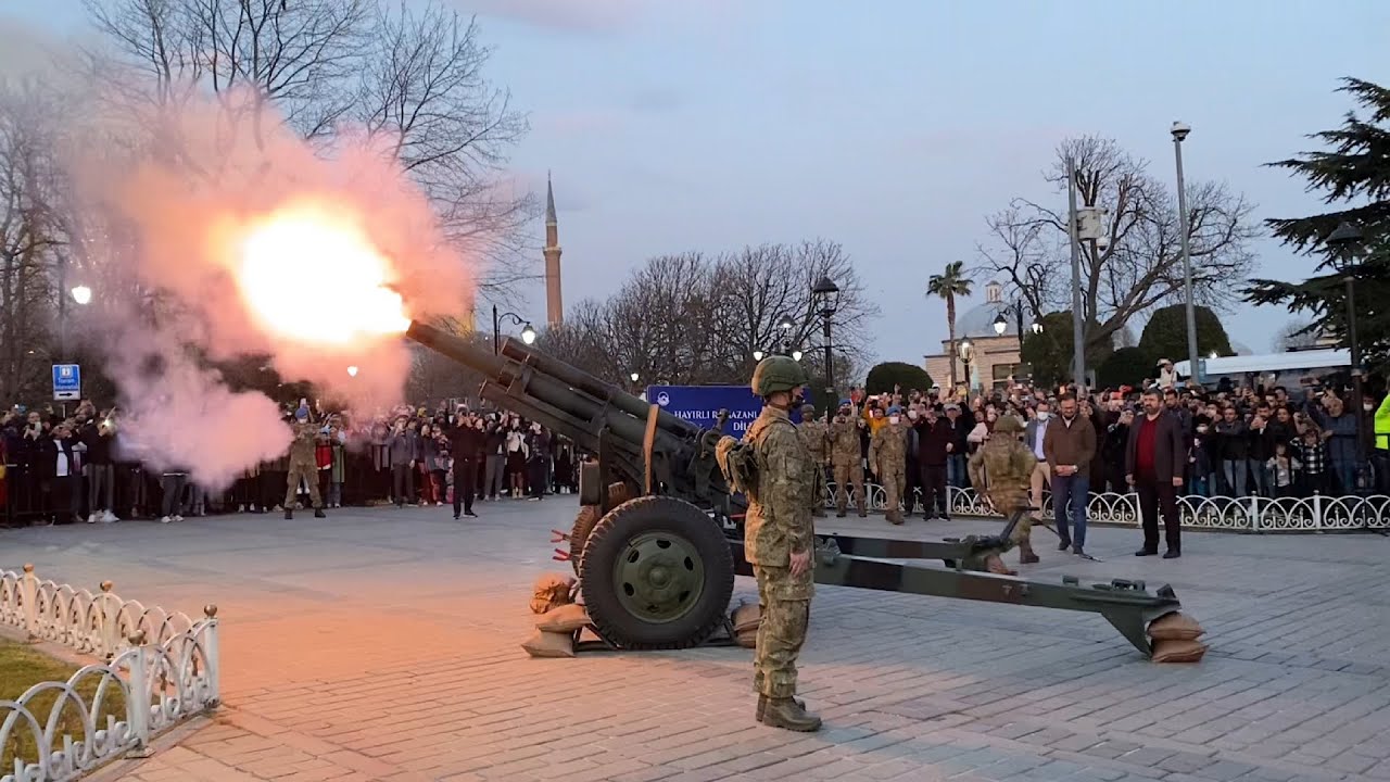 İstanbul'da Ramazan&rsquo;ın İlk İftar Topu Sultanahmet Meydanı&rsquo;nda Atıldı