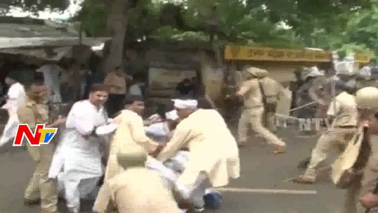 Police Lathi charge on Congress Leaders and ACtivists in Uttar Pradesh
