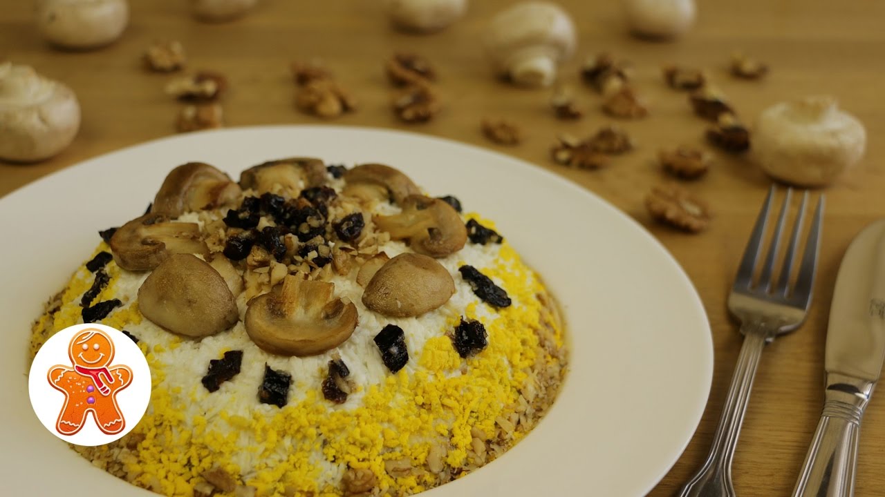 Слоеный салат с курицей и черносливом