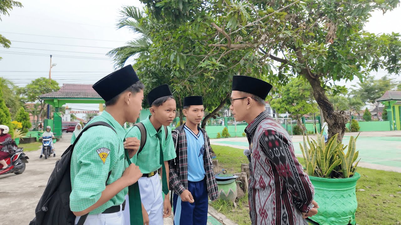 Menyambut kedatangan siswa dengan trilingual (Indonesia, Arabic & English) oleh Kepala MAN Sampang