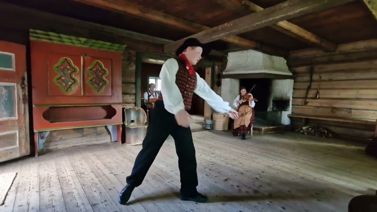 Hallingdans av en 14 &aring;r gammel gutt p&aring; Valdres Folkemuseum og en av jentene p&aring; hardingfele.