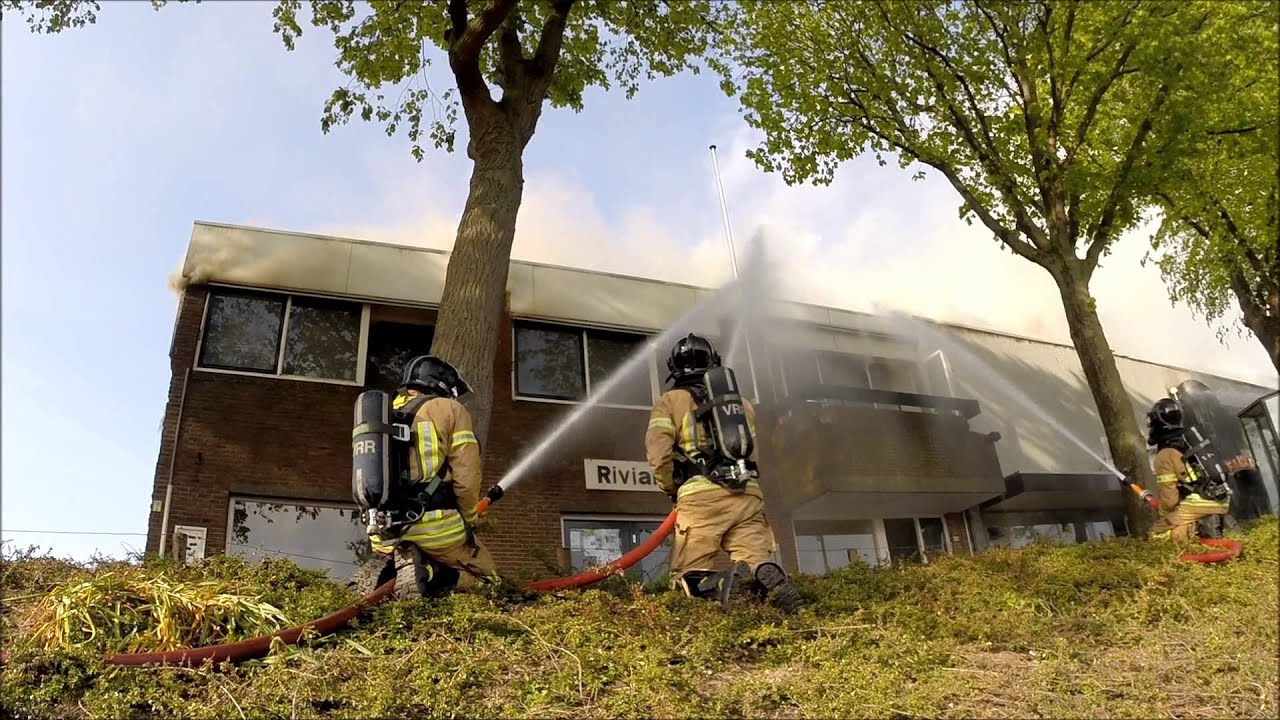 Zeer grote brand schoenenwinkel op D'n Diek Middelharnis