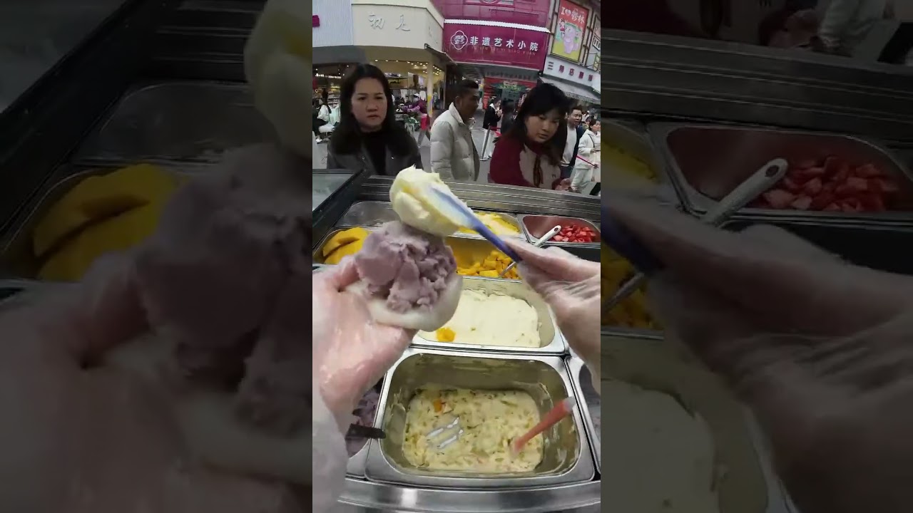 Setting up a stall to sell glutinous rice cakes and earning thousands of yuan per day.的副本
