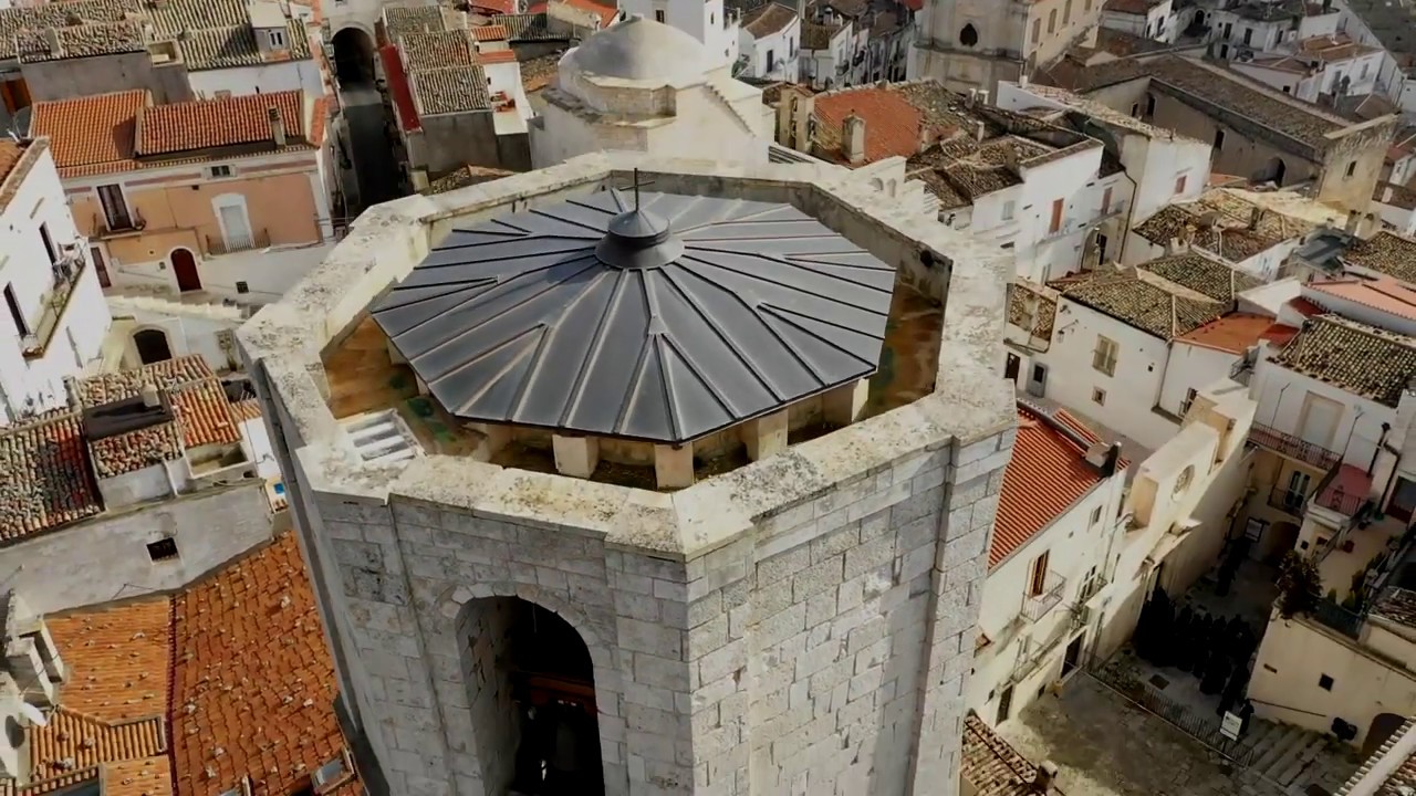 Monte Sant'Angelo, la Città dei due Siti UNESCO: spot con voce Sebastiano Somma